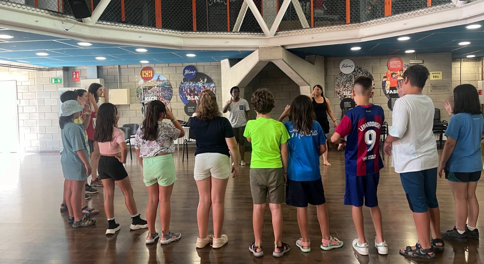 Practiques del llenguatge de signes amb un grup de nois i noies